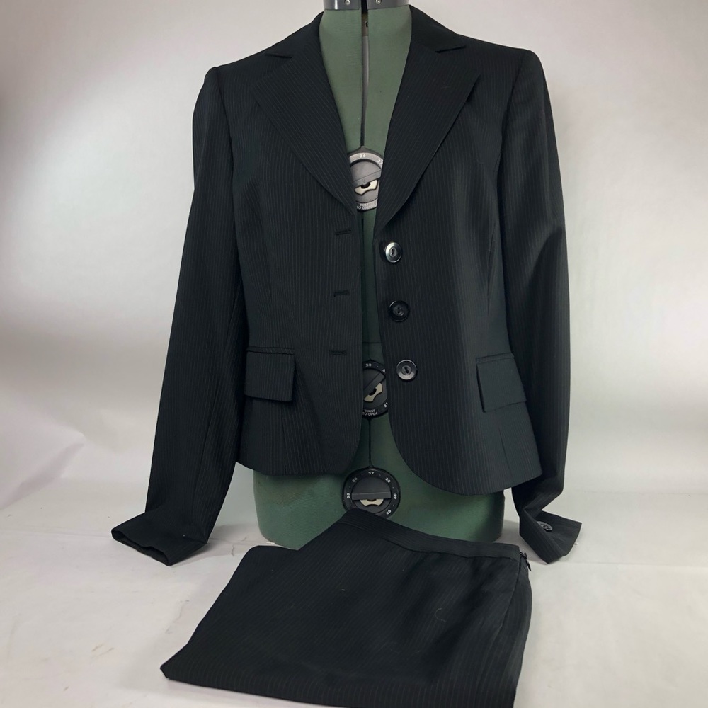 Nine West skirt suit size 10 pinstripe Black